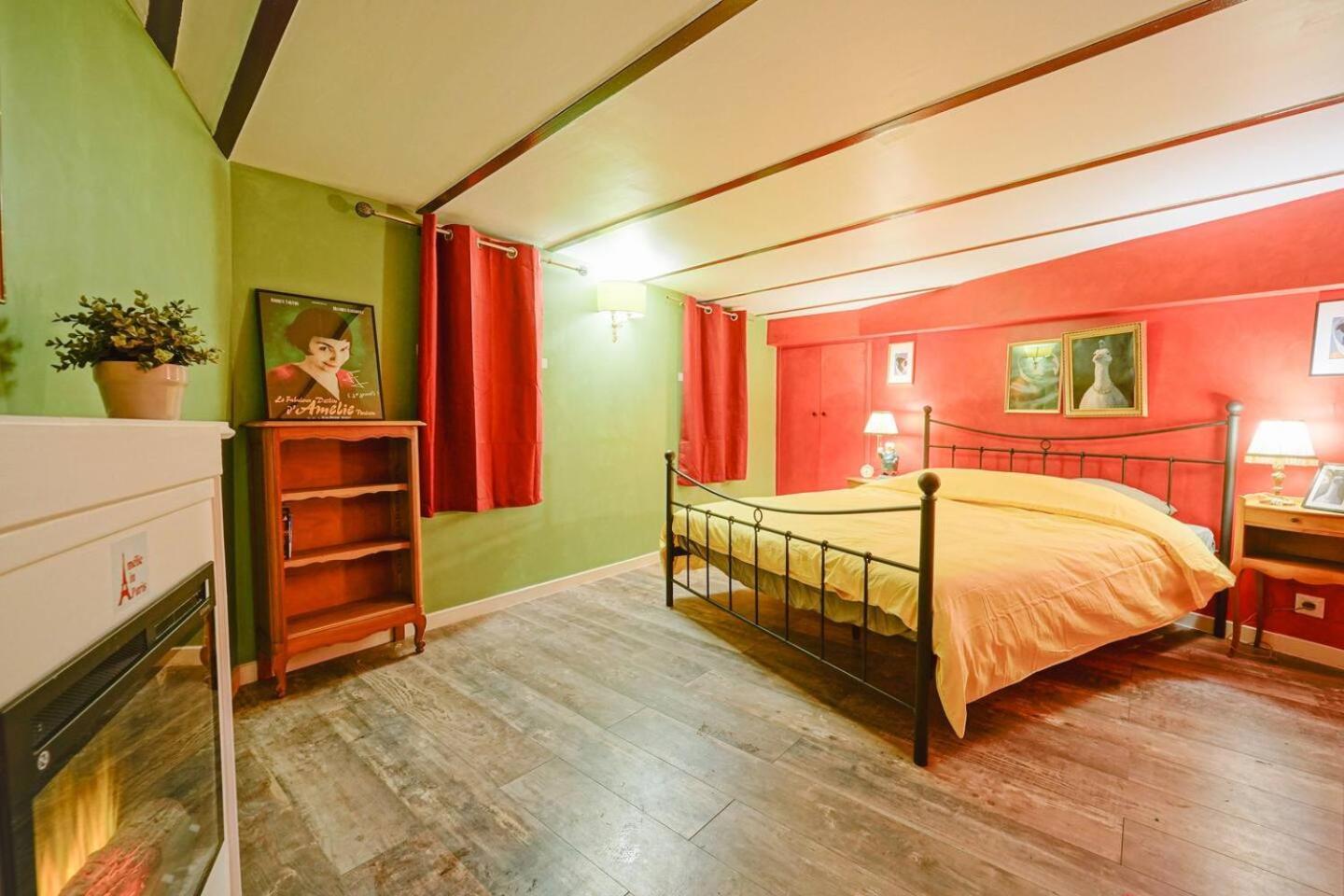 Amelie In Appartement Parijs